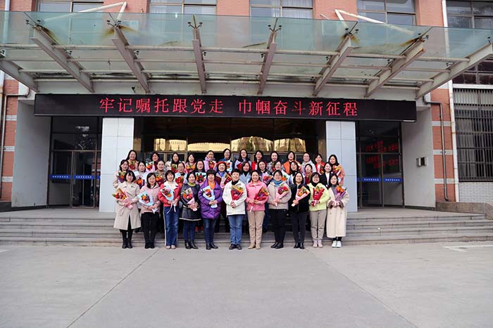 九游会官方网站工会“三八节”为女教职工送花送祝福 - 副本.JPG