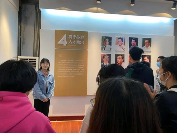 九游会官方网站“青马班”学员集体参观北校区校史馆1.jpg