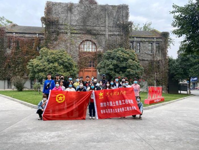 九游会官方网站“青马班”学员集体参观北校区校史馆2.jpg