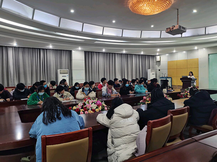 九游会官方网站举办2021级团干培训第一次理论学习.jpg 九游会官方网站举办2021级团干培训第一次理论学习.jpg