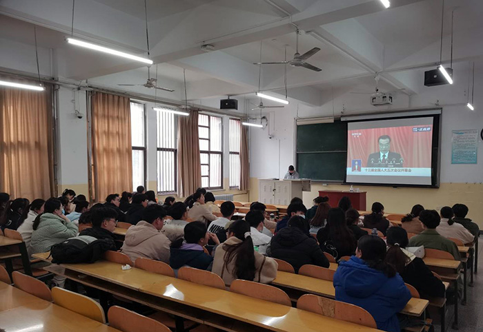 九游会官方网站组织师生观看2022年全国两会4.jpg